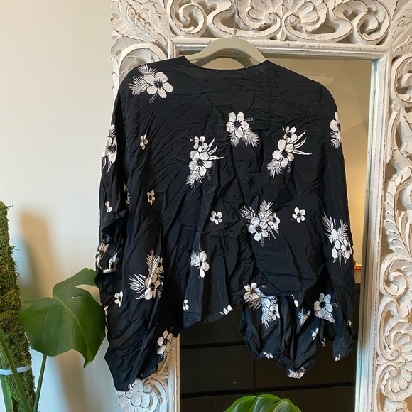 4/$30🦋 Garage cardigan O/S - Picture 2 of 4